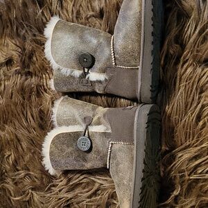 Ugg Bailey Button Size 7
